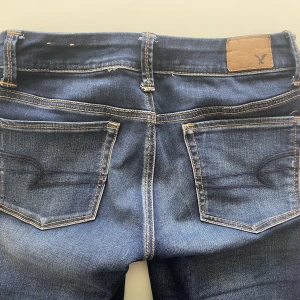 Lådmidjade bootcut jeans - Lådmidjade bootcut jeans från American Eagle. Innerbensmåttet är 80cm och midjemåttet är 70cm. Stlk 0 i US, men skulle säga stlk 34/XS/S.  Skriv för mer bilder 🤍 köparen står för frakt