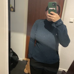 Stickad tröja - Stickad tröja från h&m. Storlek S. Lite noppror här och där, men går enkelt bort med en hyvel eller liknande. Annars i fint skick. 