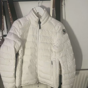 Parajumper Jacka-Äkta - Hej! Säljer en PJ jacka i storlek S. Använd fåtal gånger och i väldigt fint skick. Säljs pga att den var för stor för mig.   Nypris runt 4000kr Mitt pris: 2500kr inkl frakt  Hör av er vid intresse🥰