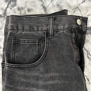 Ett till par mörkgråa jeans! Längden är 94 cm och bredden 40 cm :)