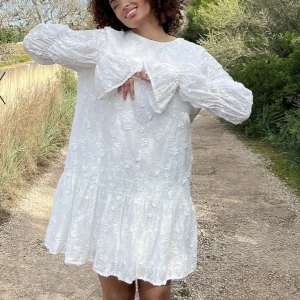 Sommarklänning - Klänning med broderade blommor o fina armar, nypris 700