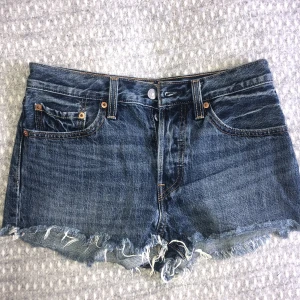 Levi’s shorts 😍 - Så snygga Levis shorts i toppen skick ! 💕  skulle säga att de passar en S
