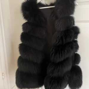 Pälsväst - Svart pälsväst i äkta rävpäls💞 Superfin och varm, passar bra under höst/vinter/vår.  Strl S 