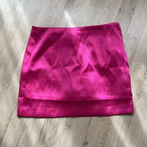 Fin rosa kjol från H&M i storlek 36. Det finns inbyggda tunna shorts! Den är tyvärr för liten på mig. Aldrig använd så prislappen är kvar