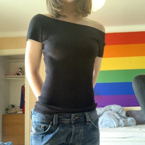 Svart ribbat tröja - Tröja från hm, kan ha både vanligt och off-shoulder