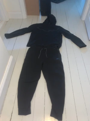 Nike tec fleeche  - Säljer min Nike tec efter som att jag inte använder dom längre! Nypris på dom är runt 2300kr men säljer dom båda bara för 1500kr Har du frågor är det bara att skrivs