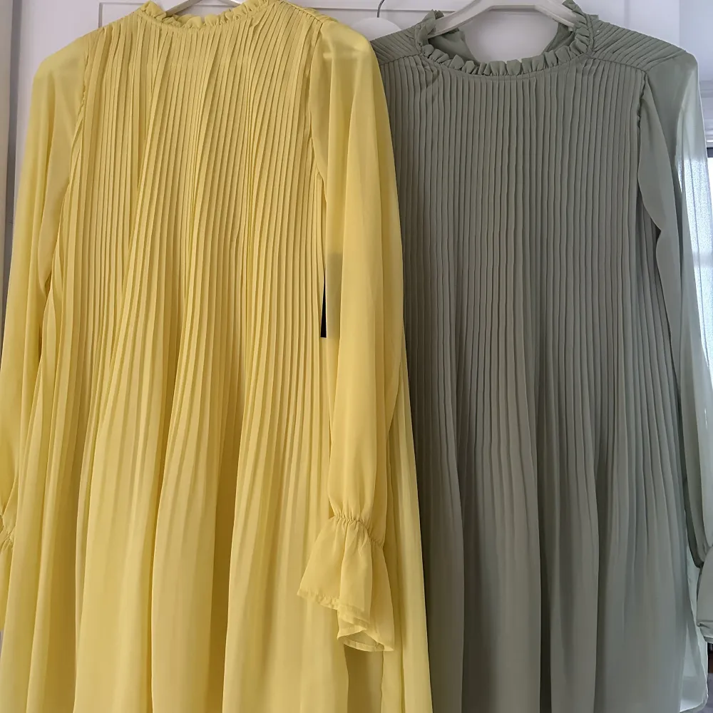 Fina NAKD klänningar, en gul med prislapp kvar och en grön endast använd en gång! 250kr klänningen. 450kr för bägge! . Klänningar.