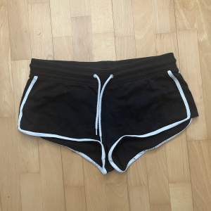 Gosiga och fett snygga mjukisshorts. Sitter som en jäkla smäck, tyvärr för små för mig. Köpta på HM för typ 5 år sen. Tecken på användning syns, men inga slitningar eller missfärgningar. Möjligen lite noppriga, som man lätt kan ta bort med t.ex rakhyvel.