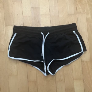 Mjukisshorts - Gosiga och fett snygga mjukisshorts. Sitter som en jäkla smäck, tyvärr för små för mig. Köpta på HM för typ 5 år sen. Tecken på användning syns, men inga slitningar eller missfärgningar. Möjligen lite noppriga, som man lätt kan ta bort med t.ex rakhyvel.