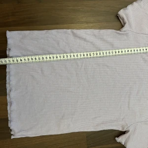 T-shirt  - Ser grå ut men är samma färg som tredje bilden. Knappt använd men lappen har lossnat på ena sidan. Hör av dig för mer information! 🩷🫶🏻