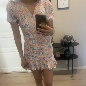 Blommig klänning - Fint skick, för kort för mig som är 176 cm