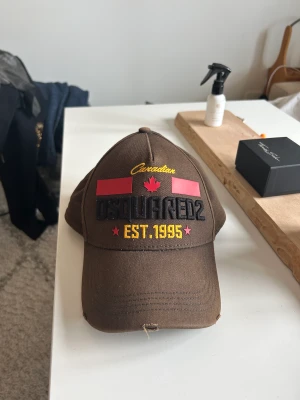 Keps Dsquared 2  - Militärgrön keps från Dsquared2. Använd ett fåtal gånger, bra skick. 