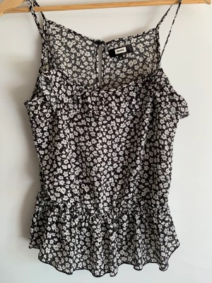Blommig top - Blommigt linne i tunt tyg. Storlek M men väldigt liten i storlek, passar mer S. 