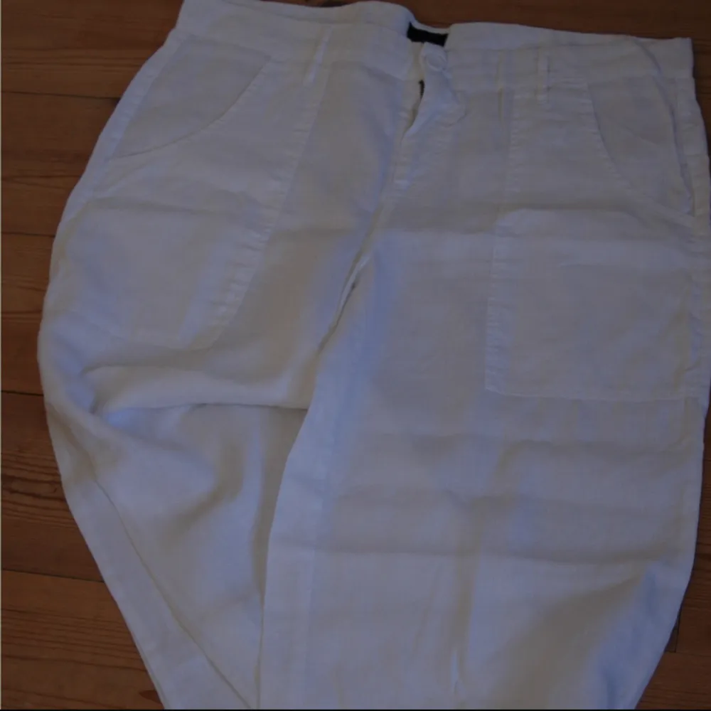 Jättefina vita linnebyxor från kappahl! värda runt 500kr. stl 46 men passar 44 också💞. Jeans & Byxor.