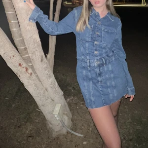 Jeansklänning  - Skitsnygg jeansklänning i toppeskick, så inne och fräscht till sommaren!