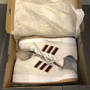 Orginal pris 1200!!! Helt oanvända adidas 84 low size 40 alldrig använda för jag inte gillar färgen. JÄTTE BRA FÖR SOMAREN☀️☀️☀️ pris kan diskuteras !!!!!!!!!!