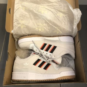 ADIDAS FORUM HELT OANVÄNDA  - Orginal pris 1200!!! Helt oanvända adidas 84 low size 40 alldrig använda för jag inte gillar färgen. JÄTTE BRA FÖR SOMAREN☀️☀️☀️ pris kan diskuteras !!!!!!!!!!