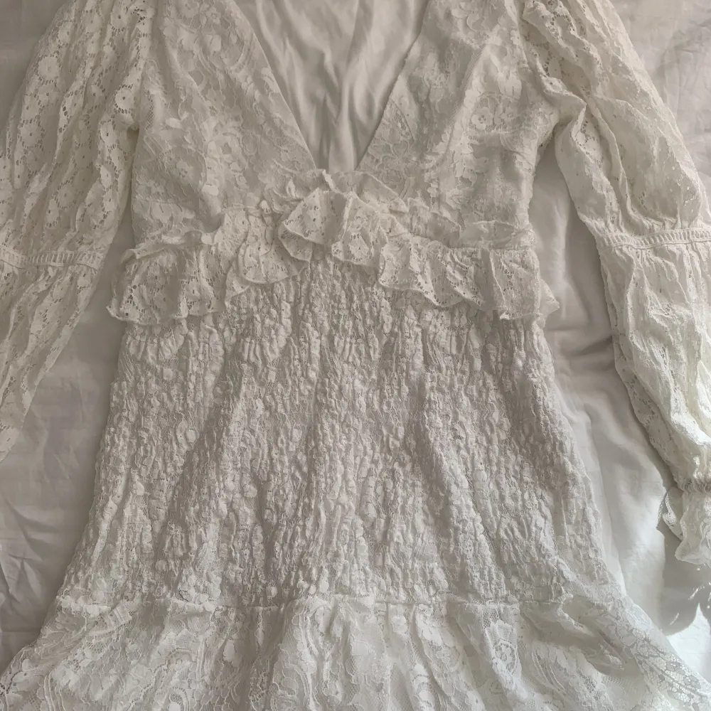 Jätte fin vit klänning till sommaren, helt oanvänd. Jag är 165cm lång och skulle säga att den passar S-M.  PS! dragkedjan på sidan är lite trög🩷. Klänningar.