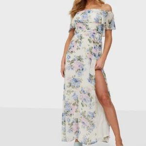 Långklänning med hög slits - Blåblommig långklänning med hög slits, otroligt fin på och i nyskick. 