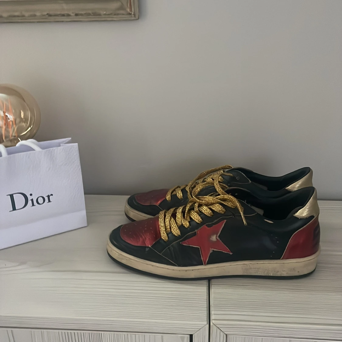 Säljer ett par golden goose skor