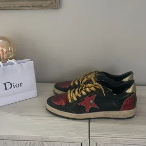 Säljer ett par golden goose skor - Nypris cirka 5000 Start bud 800 Hör av er vid frågor!