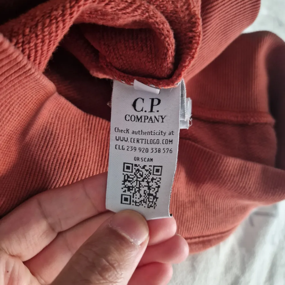 Säljer en jättefin CP Company tröja i storlek small. Skriv för frågor :). Tröjor & Koftor.
