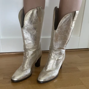 Boots - Säljer dessa super coola cowboy bootsen som skiftar i guld och silver. Står ej storlek men passar mig som har 37 men skulle även kunna passa en 38a eller 36a med en sula i❤️