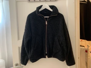 Grå Weekday jacka - Teddyjacka/fleece från weekday i storleken m 