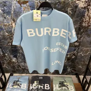 Hej säljer Burberry t-shirts, det finns etiketter på dem, finns i storlek S M L XL och kan mötas i Stockholm.