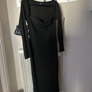Lång svart klänning i strl M, använd 1 gång. 