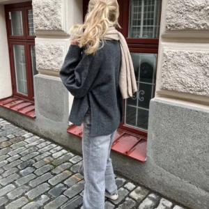 Stickad tröja - Säljer denna grå stickade tröjan från Gina. Använd två gånger, så nyskick! ⭐️ köpt i vintras men säljer då den inte kommer till användning 💘skriv för fler bilder!