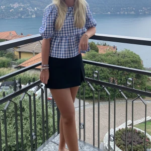 Blus - Så fin blus som tyvärr inte kommer till användning. Knappt använd och jättefint skick! 