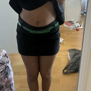 Kjol  - Säljer denna jätte fina kjol som tyvärr tycker jag är för kort för min typ❤️den har ett grönt skärp men det går att ta bort💕 två små slitsar på sidan🌸 skit snygg precis som ny❤️tycker de är en liten 34