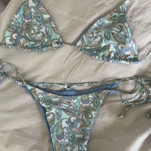 Bikini  - Så fin bikini från Bik bok förra året som inte finns kvar. Jättefint paisley mönster, går att vända och ha den med ljusblåa sidan ut oxå. Finns en liten ”reva” från där lappen har suttit (bild 2). Strl S i båda delar. Knappt använd 