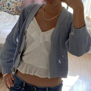 Ljusblå stickad tröja från H&M - Stickad blå kofta i storlek XS från H&M<3 Lite liten på mig som är ca 170. Frakt tillkommer🤍