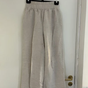 Linnebyxor  - Beiga linnebyxor från hm med hög midja. Går att vika ner eller sy om för att få lågmidjat. Byxorna är i storlek XS! 🤍