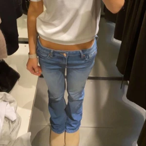 Lågmidjade jeans - Säljer dessa så snygga jeans! Dom är i super skick men lite för små för mig så kommer inte till användning💗