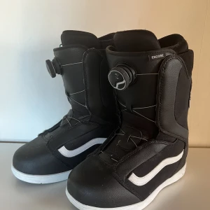 Vans boots - Vans boots till salu. Just denna modellen säljs inte längre. Köpta för 2800. Använd 2 veckor. Storlek 37,5. 
