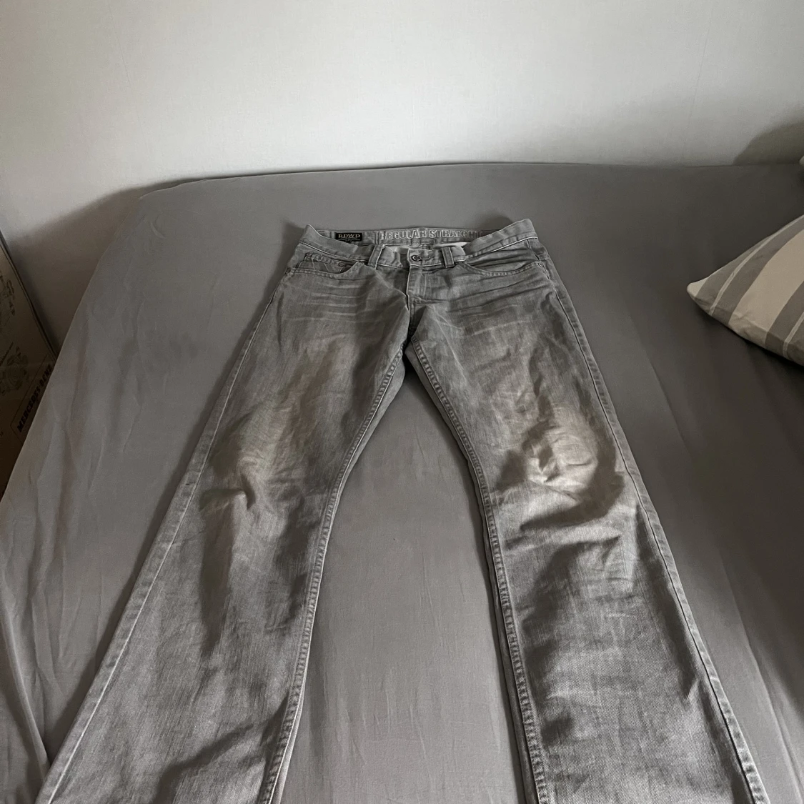 LJUSGRÅA JEANS STORLEK 31/32 - 90