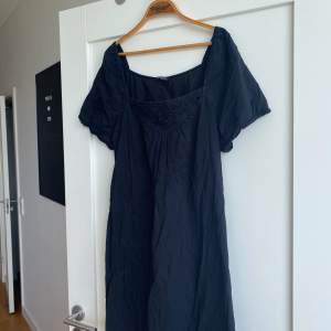 Tunn, enkel, vacker linne-klänning med detaljer där fram!🤍