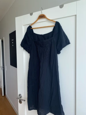 Klänning - Tunn, enkel, vacker linne-klänning med detaljer där fram!🤍