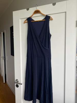 Fin & enkel svart/blå klänning! Knappt använd (obs saknar band till midjan)