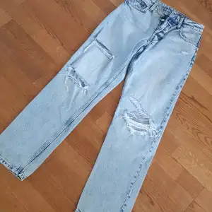 Stentvättade jeans.  90's boyfriend jeans, high waist & denim. 