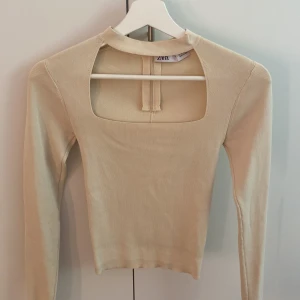 Beige zara tröja  - Säljer för den aldrig kommit till användning 💓Den är i ny skick och en  jätte fin fest topp