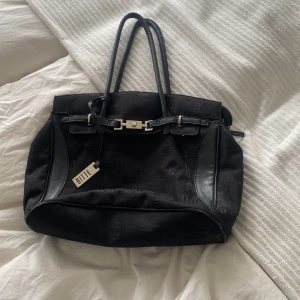 Fin väska😻 - Säljer denna jätte snygga väska från märket Bitte med jätte bra förvaring!  Säljer pga att den aldrig kommer till användning. Buda det pris du är villig att betala! Väskan har några små defekter i handtagen men absolut inget som syns! Skriv för mer info ❤️