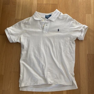 Ralph lauren piké - Storlek M. Skicket är 9/10. Passar perfekt inför sommaren. Kontakta mig gärna om du har några frågor.