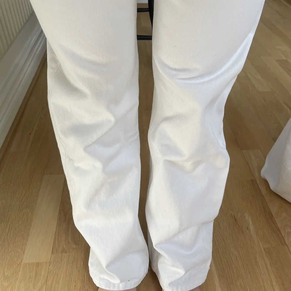 Vita jeans från weekday i modellen rowe. Skitsnygga men för små för mig. Frakt tillkommer och betalning sker via swish ☺️. Jeans & Byxor.