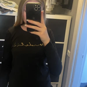 Tröja från Bondelid - Marinblå tröja från Bondelid med guldig text. Bra kvalitet. Köparen står för frakten💗💗