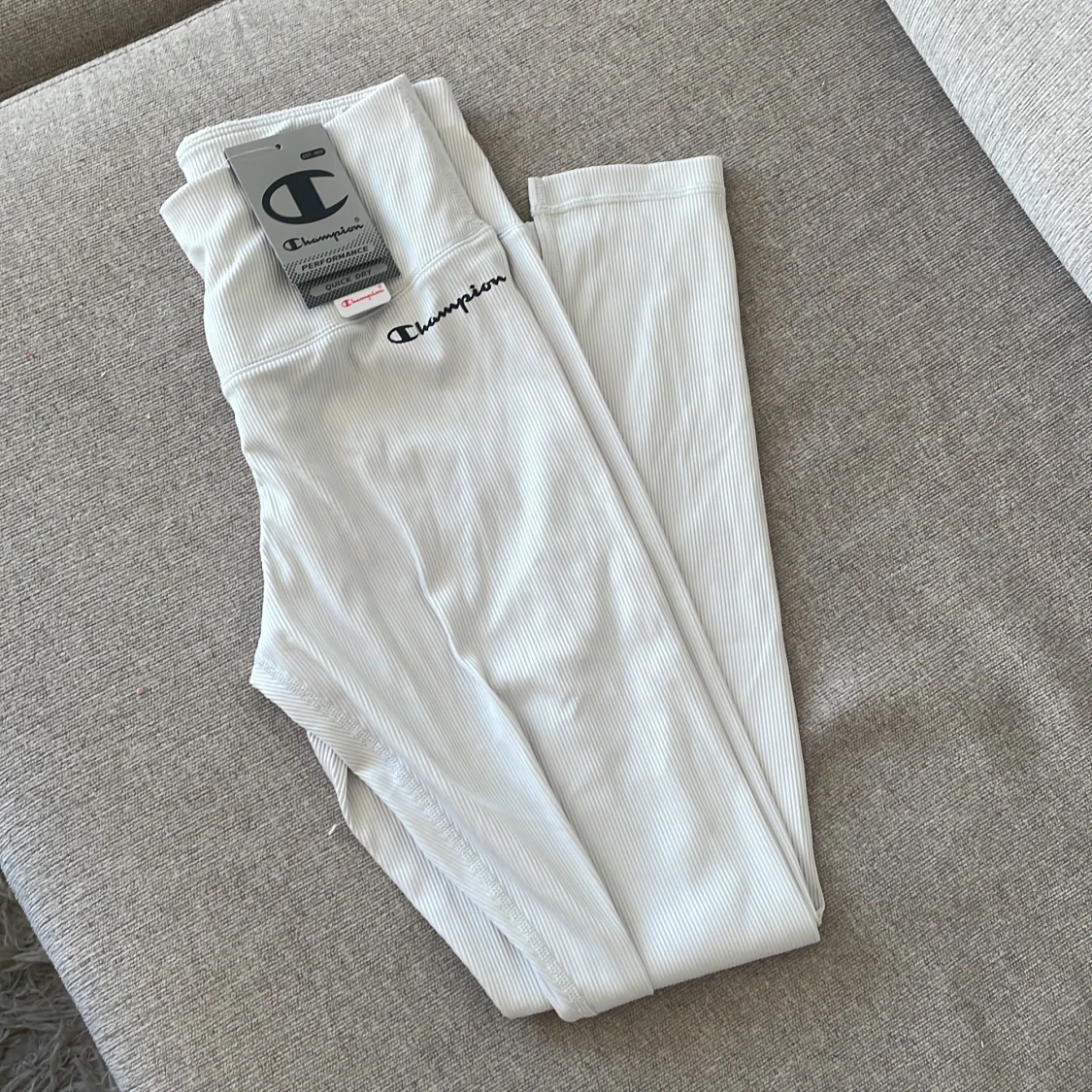 NYA champion träningsbyxor lapp kvar