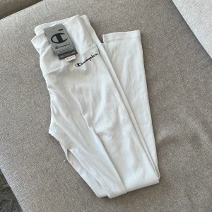 NYA champion träningsbyxor lapp kvar - NYA champion träningsbyxor lapp kvar Nypris 450kr Storlek S Vita/ljusbeige Skriv om du vill ha fler bilder